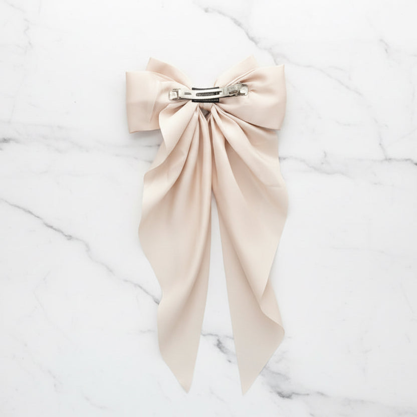 Satin Elegance – Grosse Haarschleife mit langen Bändern