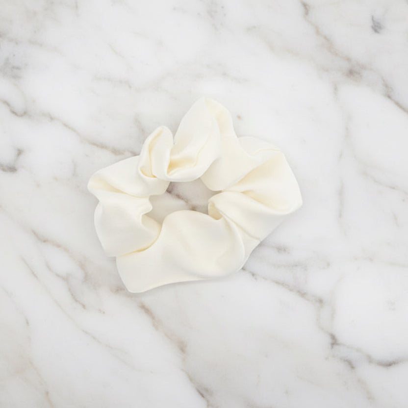 Cream Satin Elegance – Klassisches Scrunchie