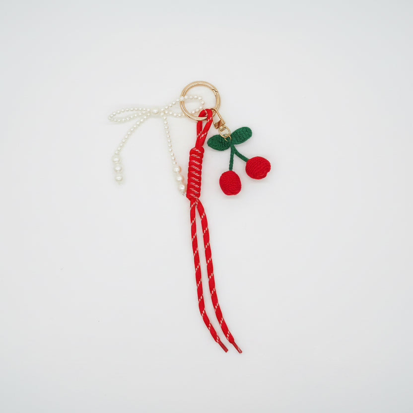 Cherry Pop Perlen-Traum – Kawaii Plüsch-Taschenanhänger mit Häkelkirschen