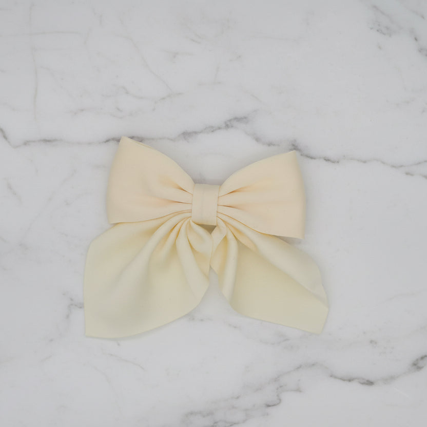 Cream Satin Dream – Klassische Haarschleife mit fließenden Bändern