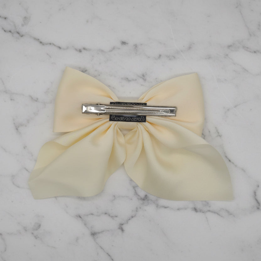 Cream Satin Dream – Klassische Haarschleife mit fließenden Bändern