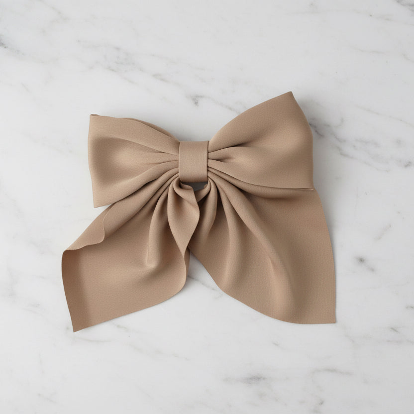 Desert Sand Satin Dream – Klassische Haarschleife mit fließenden Bändern