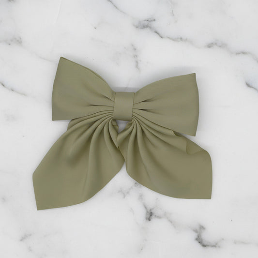 Sage Green Satin Dream – Klassische Haarschleife mit fließenden Bändern