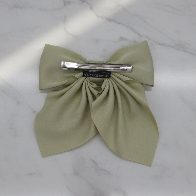 Sage Green Satin Dream – Klassische Haarschleife mit fließenden Bändern