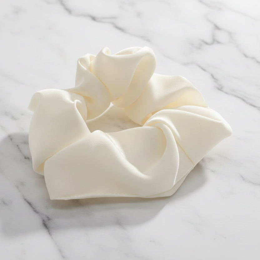Cream Satin Elegance – Klassisches Scrunchie