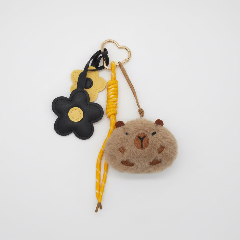 Capybara Cutie – Plüsch-Taschenanhänger mit Namensschild & Blumen-Charms
