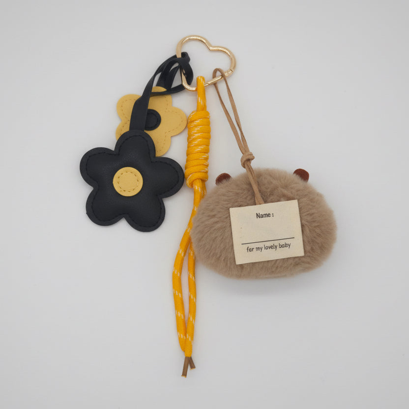 Capybara Cutie – Plüsch-Taschenanhänger mit Namensschild & Blumen-Charms
