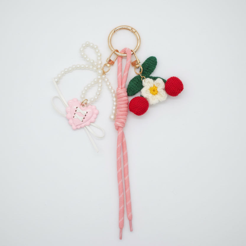 Berry Sweet Hearts – Plüsch-Taschenanhänger mit Häkelkirschen & Perlen