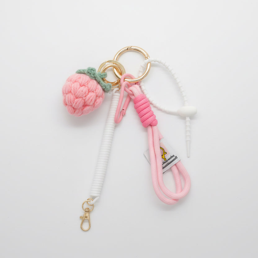 Pink Berry Patch – Kawaii Plüsch-Taschenanhänger mit Häkelhimbeere